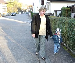 Nemo an Hand seiner Lieblingsoma