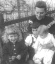 Hanna als Baby in Rottenbug a.d. Laber: Bernhard, Thomas, Mutter, Hanna