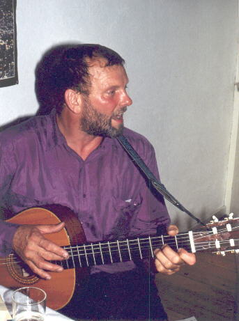 Bernhard singt zur Gitarre