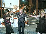 Auch die lteren tanzen heftig, wenn auach in ihrer eigenen Runde.