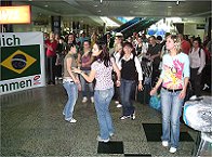 Wir hatten ja eine Tanzgruppe mit Erika an der Spitze dabei, und die animierten uns!