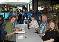 Am Tisch: ... Klein, Barbara & Fritz Engler, Angelika Metorn