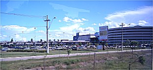 Das Flughafengebude aus dem Bus heraus.