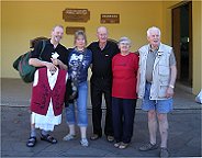Gastgeber und Gste morgens bei der Abfahrt zum Ausflugstag