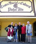 Schmitts und ihre Gste vor dem Kulturhaus in "Tannewald", heute Pinhal Alto