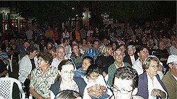 Sogar die stehenden Leute hinten sind das ganze Konzert ber da geblieben!