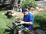 Whrend eines Fuballspieles mute ich mich um meinen Hangepck-Rucksack kmmern