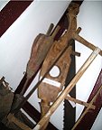 Diese Gegenstnde wrden auch bei uns jedes Heimatmuseum zieren: Blasebalg, Joch, 2 Sgen