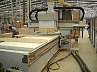 Das Ausstanzen der Spanplatten geht automatisch, der Abfall wird abgesaugt.