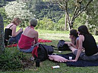 Alle ruhen, nur ohne Handy geht's auch hier nicht.