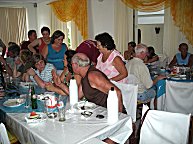 Mittagessen wurde gemeinsam mit unseren vielen Gastgebern eingenommen.