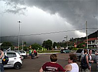 Die ankommende Regenwand trieb uns in die Busse.