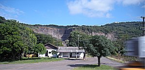 Wohnhaus oder Betriebsgebude? Jedenfalls dahinter ein Steinbruch.