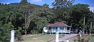 Haus mit rundumveranda im Grnen