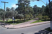 mitten zwischen den Husern ein Park.