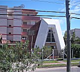 Das war unsere Kirche, versteckt in Hochhusern.