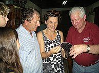 Friedrich berreicht Gastgeschenk