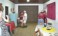 Auch Elke und Fritz trauen sich auf die Tanzflche