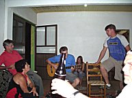 Erste Versuche, die Lieder mit Gesang zu begleiten