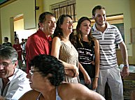 Ruth mit Mann und Tochter, daneben Markus