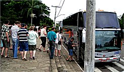 Einsteigen vor der Kirche