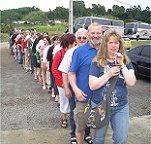 Bei der Strickerei in Schlange stehen, Angelika vorneweg