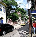 Straenszene direkt vor der Talstation