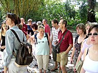 Interessierte Zuhrer beim Rundgang