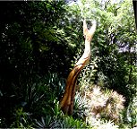 Eine Skulptur naben der Bahntrasse