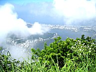 Berg von Wolken verhllt