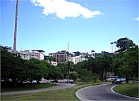 Mittendrin ein Riesenschornstein (Motto: Geld stinkt nicht)