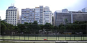 Straen hinter Tennispltzen