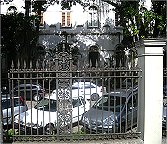 Es gibt auch alte Villen mit eisernen Toren