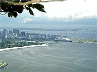 Ausssicht auf die Autobahnbrcke und rechts der Stadtflughafen