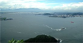 Eine Stadt reiht sich an die andere. links der Flugplatz erkennbar.