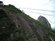 Neben der normalen Bahn eine Lstseilbahn fr Reparaturzwecke.