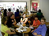 Nach der durchtanzten Nacht sind die Helden mde.