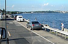nach dem Skyway "Ponte Rio Niteroi" Fischer auf der Stadspur