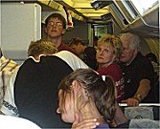 Auf Langstreckenflgen immer das gleiche: Schlangen vor der Toilette treffen sich mit durstigen Seelen