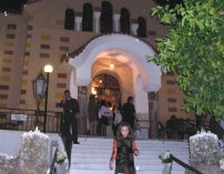 Man telefoniert vor der Kirche!